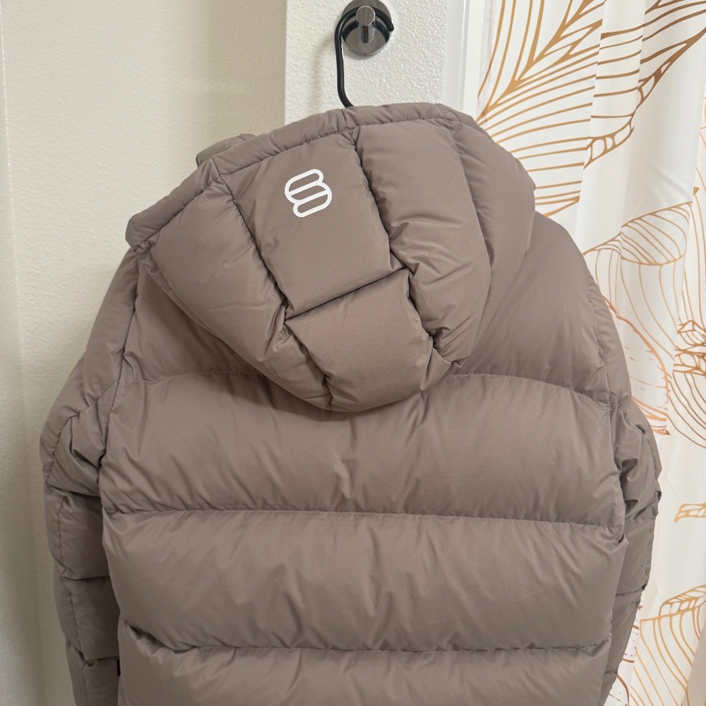 Aritzia Super Puff BRAND NEW Climate Shorty size small modern taupe